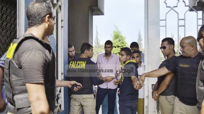 الشرطة تدخل جامعة الأزهر فرع البنات.. والقبض على طالب بحوزته 