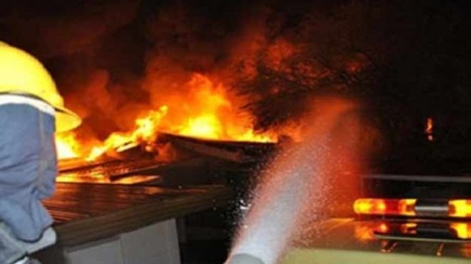 نشوب حريق هائل داخل مصنع للكراسى في دائرة قسم السلام