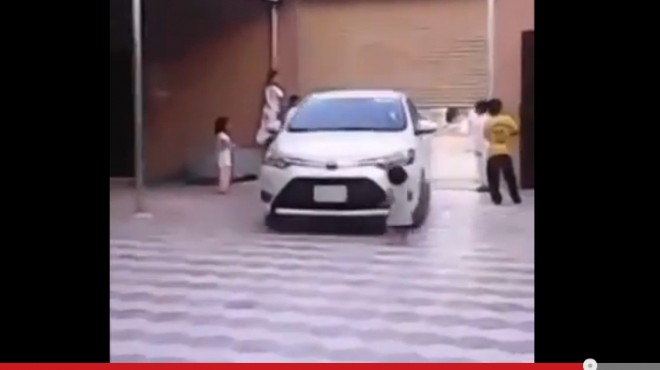 بالفيديو| سيارة تدهس طفلة سعودية وتخرج سالمة