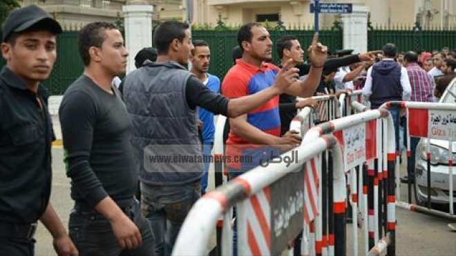 مسيرة طلاب الإخوان تصل قبة جامعة القاهرة.. والأمن الإداري يغلق المبنى
