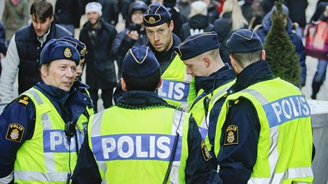 الشرطة السويدية تساعد طفلا على أداء واجباته المدرسية