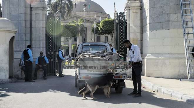 أمن جامعة القاهرة يستدعي قوات الشرطة لاشتباهها فى إحدى السيارات