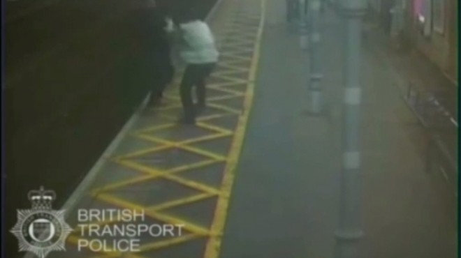بالفيديو| شاب بريطاني يدفع كفيفا في اتجاه قضبان القطار