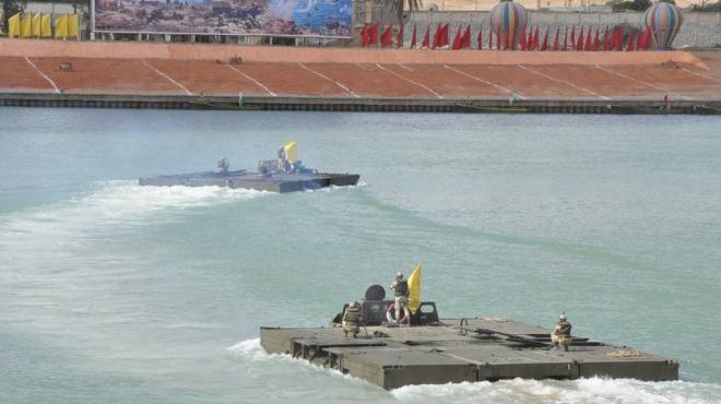 4 قاطرات عملاقة تسحب سفينة إيرانية جانحة بالمجرى الملاحي لقناة السويس