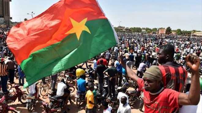 رئيس المرحلة الانتقالية في بوركينا فاسو يتسلم مهامه رسميا