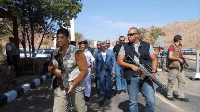 وزير الداخلية يتفقد المدقات الجبلية المؤدية للمدن السياحية في سيناء