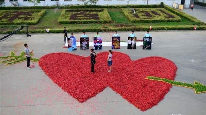 بالصور| في عيد الحب.. أغرب طرق التقدم للزواج