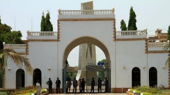 صحيفة سودانية: إطلاق نار كثيف داخل قصر الرئاسة بالخرطوم