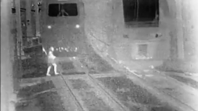 بالفيديو| قطار يصدم فتاة روسية ويحولها لأشلاء