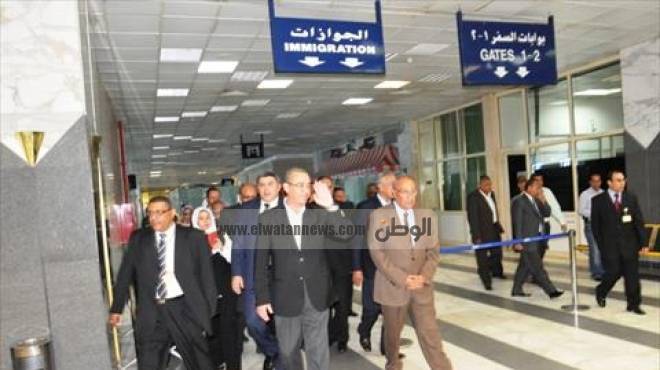 وزير الطيران المدني يتفقد مطار أسوان