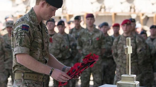 بالصور| نجل ولي العهد البريطاني يزور أفغانستان لدعم قوات بلاده
