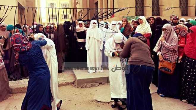 طالبات الإخوان يطلقن الألعاب النارية والشماريخ بجامعة الأزهر