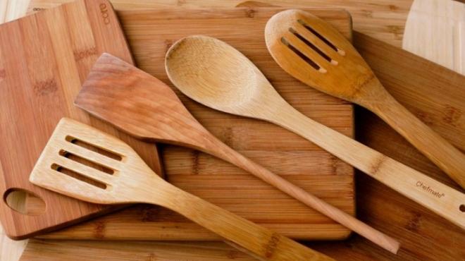 5 خطوات سهلة لتنظيف أدوات المطبخ الخشبية