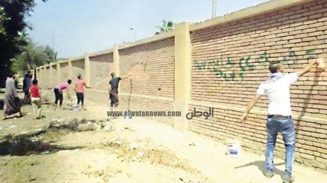 طلاب هندسة الإسكندرية يدونون عبارات على الجدران ضد براءة مبارك