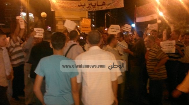  معلمو الشرقية ينظمون وقفة احتجاجية أمام قصر الثقافة بالزقازيق للمطالبة بزيادة الأجور