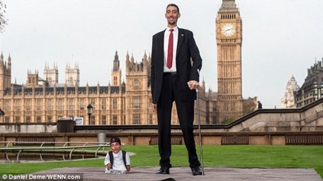 بالصور| لأول مرة.. أطول وأقصر رجلين في العالم يلتقيان في مكان واحد