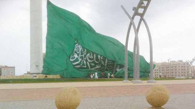 الرياح تتسبب في سقوط العلم السعودي من أعلى سارية في العالم