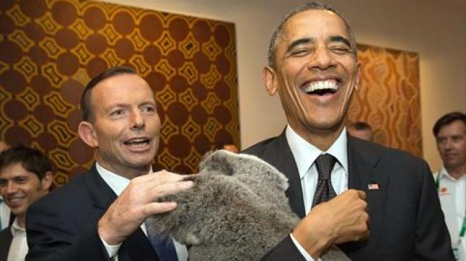 بالصور| الرئيس الأمريكي يحمل دب الكوالا في أستراليا