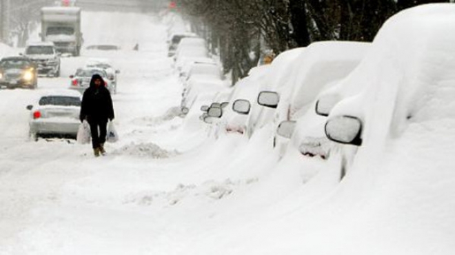 إلغاء مئات رحلات الطيران في بوسطن بسبب الثلوج