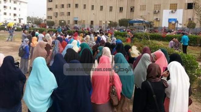طلاب جامعة الفيوم يتظاهرون ضد أحكام البراءة بحق رموز نظام مبارك 