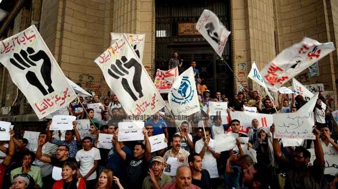  العشرات في ميدان طلعت حرب لليوم الخامس دون إخطار الشرطة 