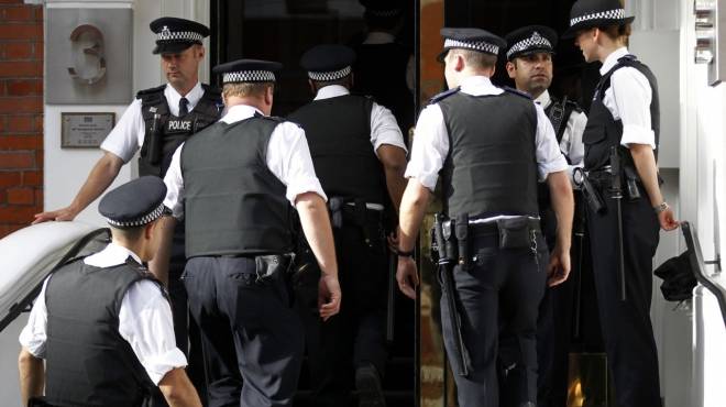 الشرطة البريطانية تعتقل شخصا بتهمة دعم تنظيم 