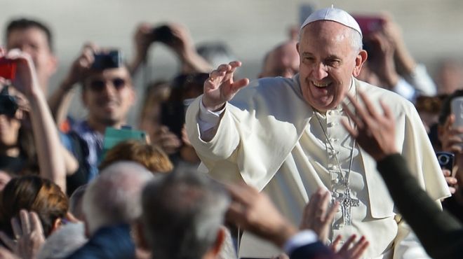 بابا الفاتيكان يبيع هدايا الكنيسة لصالح الفقراء
