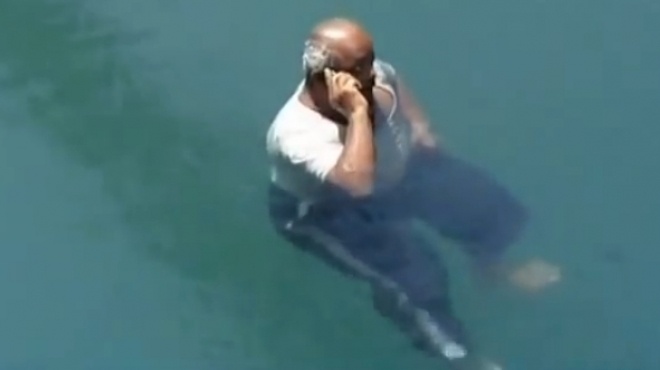 بالفيديو| الرجل المعجزة غير قابل للغرق.. يطفو فوق سطح الماء