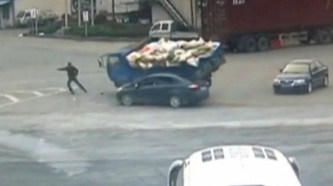 بالفيديو| شاب ينجو بأعجوبة من تصادم شاحنة وسيارة