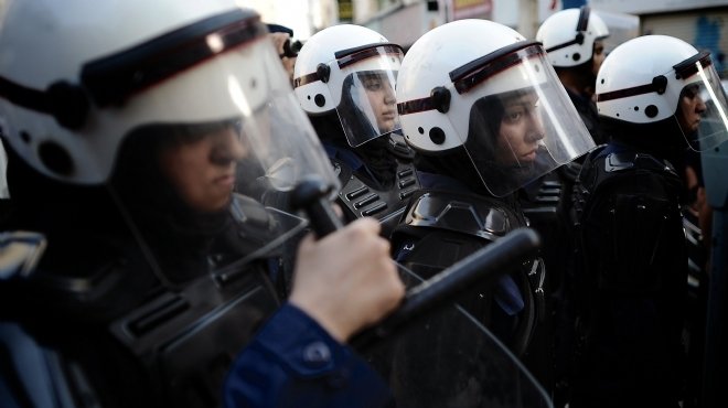 تفجير يستهدف حافلة للشرطة في البحرين