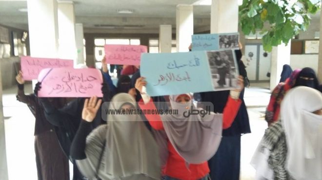 بالصور| طالبات أزهر أسيوط يهتفون ضد الجيش والشرطة داخل الجامعة
