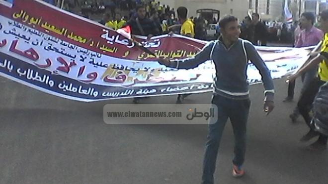 بالصور| مسيرة ضد الإرهاب بمشاركة طلاب وأعضاء تدريس جامعة كفر الشيخ
