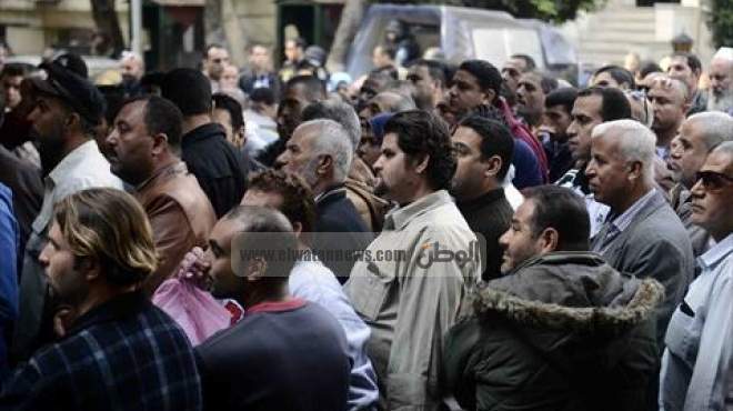 مئات العالقين الفلسطينيين على أبواب السفارة بالقاهرة: عايزين نرجع غزة