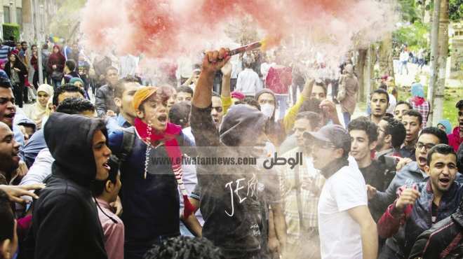 طلاب الإخوان ينهون مسيرتهم الاحتجاجية بجامعة القاهرة