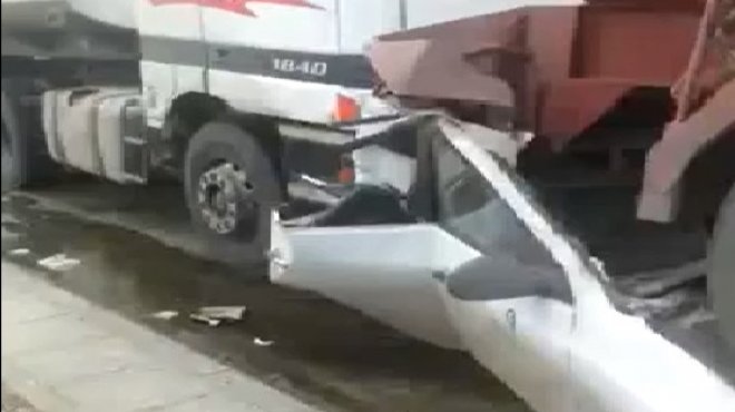 بالفيديو| ناقلة بترول تدهس سيارة ملاكي والسائق ينجو 