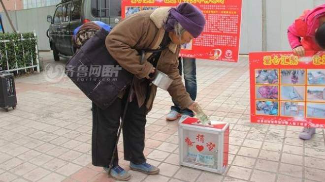 بالصور| متسولة صينية تتبرع بما حصلت عليه خلال اليوم لصالح حملة خيرية