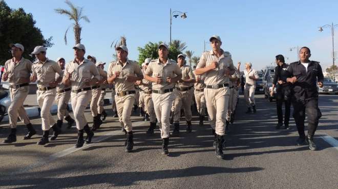 عرض عسكري لفرق الأمن بالسويس استعدادا لتظاهرات الغد 