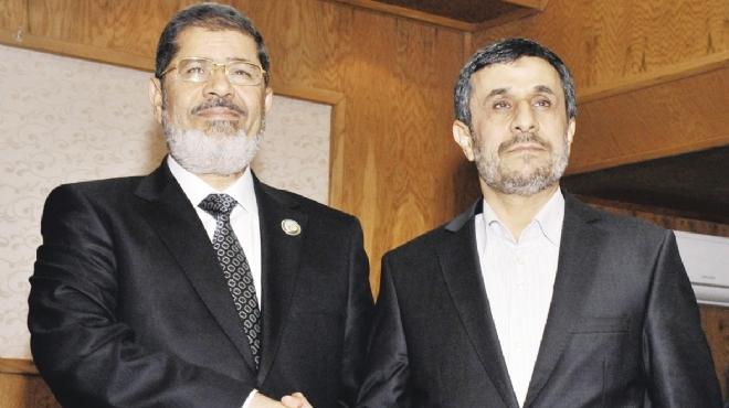  الرئيس مرسي يجري مباحثات مع أحمدي نجاد بمطار القاهرة حول الأزمة السورية 