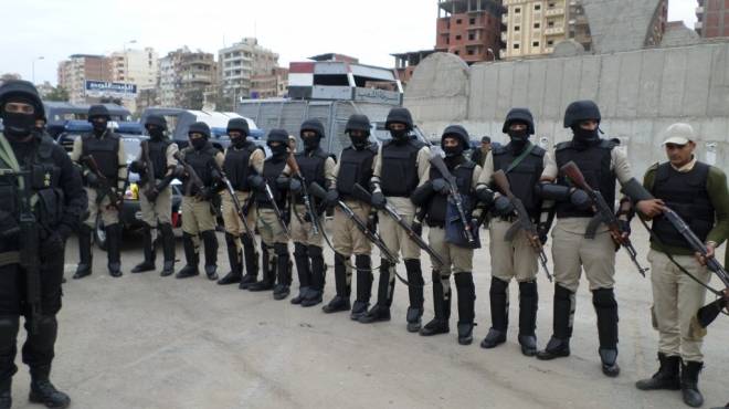 مدرعات الجيش وسيارات الشرطة تؤمنان ميدان الساعة بدمياط 