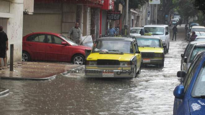 تجمع مياه الأمطار بغرب الإسكندرية في الشوارع يتسبب في شلل مروري