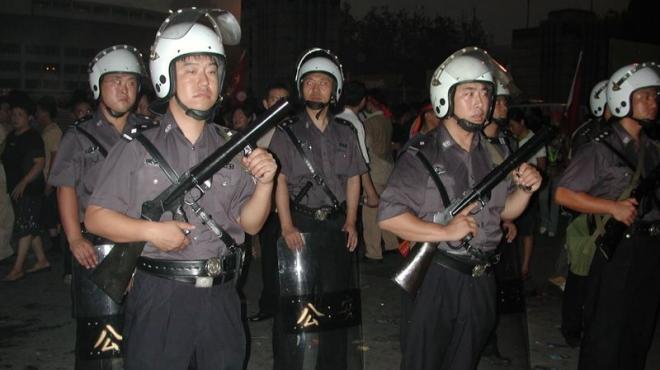 الشرطة الصينية تشتبك مع محتجين بالغاز وتعتقل أكثر من 40 شخصا