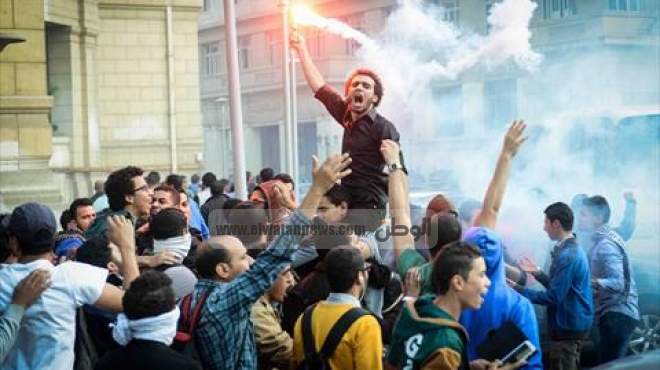طلاب القوى الثورية يرفضون براءة مبارك.. والإخوان يطالبون بعودة مرسى