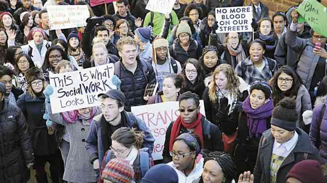 المظاهرات تجتاح جامعات أمريكا وأوباما يتعهد باستعادة الثقة فى الشرطة