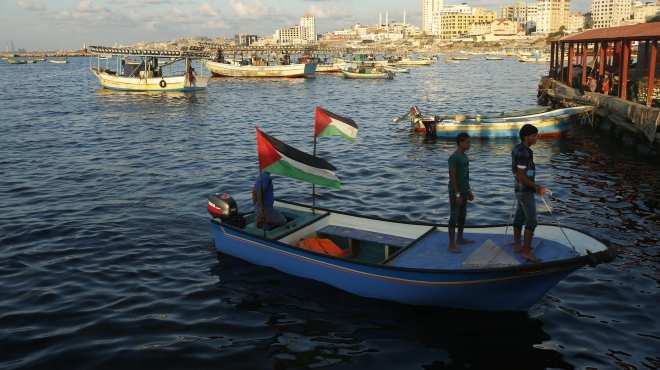 الاحتلال الإسرائيلي يعتقل صيادين فلسطينيين قرب سواحل غزة