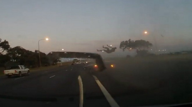 بالفيديو| سيارتان تصطدمان والنتيجة: شاب يحلق في الهواء
