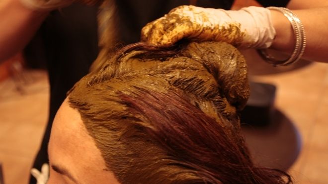 6 نصائح عند وضع الحناء على الشعر