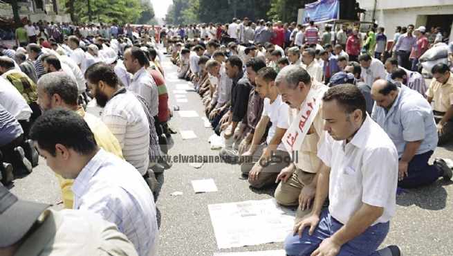 مواطنون يصلون الجمعة فى الخلاء احتجاجاً على «أخونة» و«سلفنة» المساجد