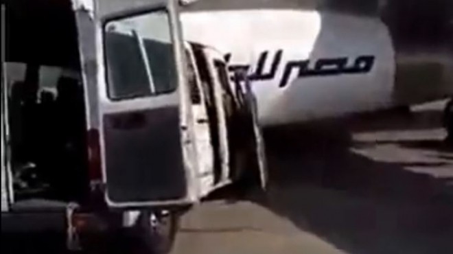 بالفيديو| اصطدام طائرة بميكروباص في مطار القاهرة الدولي