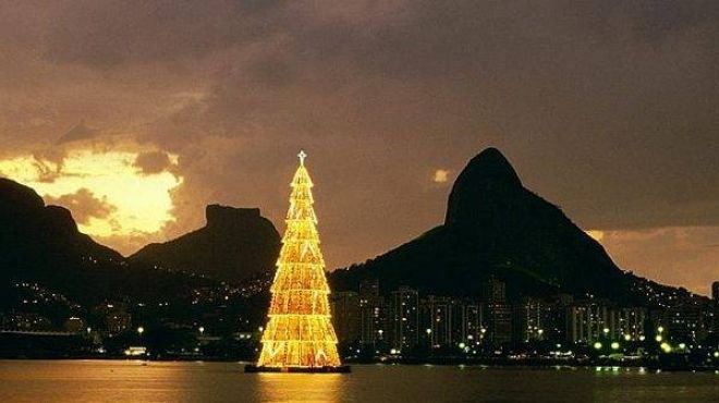 أطول شجرة كريسماس عائمة بالعالم في البرازيل