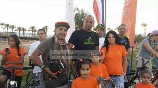 دعما للسياحة الخضراء.. مواطن يستبدل سيارته بدراجة هوائية في شرم الشيخ